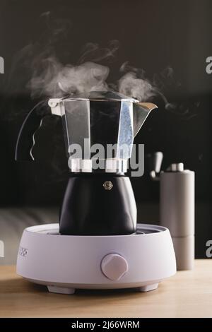 Moka Pot, le café de style italien. Banque D'Images