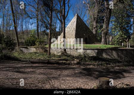 Pyramiden Mausolée im Harzervorrland, auf dem Laves Kulturpfad gelegen .Hier kann man einen Wanderausflug mit einem Historischem Ausflug Verbinden Banque D'Images