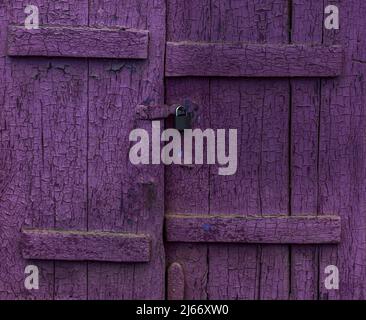 Vieux volets violets fermés Banque D'Images