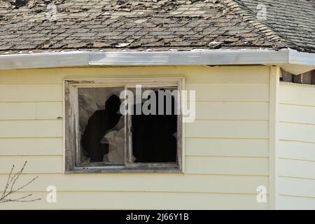 Gros plan de la fenêtre brisée dans une maison abandonnée abandonnée abandonnée abandonnée abandonnée abandonnée abandonnée abandonnée abandonnée abandonnée Banque D'Images