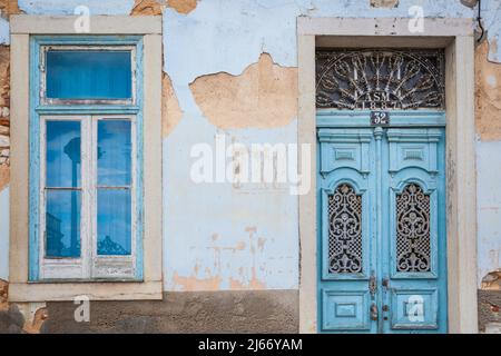 Ancienne maison cassée avec fenêtre bleue et porte d'entrée bleue à Santarem Portugal Banque D'Images