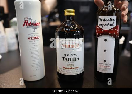 Bouteilles de vermouth exposées lors de l'édition 35th du salon Gourmets à Ifema Madrid, Espagne. Crédit : Isabel Infantes/Alay Live News Banque D'Images