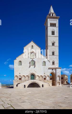 La cathédrale de Trani est une cathédrale catholique romaine dédiée à Saint Nicolas le pèlerin de Trani, Pouilles, Italie. Banque D'Images