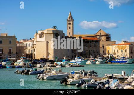 Vue imprenable sur la cathédrale Saint Nicolas le Pilgrim, situé sur les rives de la mer Adriatique, la vieille ville de Trani, Pouilles, Italie. Banque D'Images