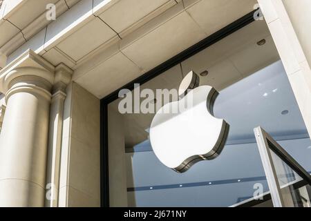 Barcelone, Catalogne, Espagne. 26th avril 2022. Le logo Apple de la société multinationale américaine de technologie a été vu à l'entrée de son magasin à Barcelone, en Espagne. (Image de crédit : © Thiago Prudencio/SOPA Images via ZUMA Press Wire) Banque D'Images