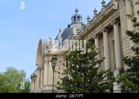 Paris, France. Avril 24. 2022. Vue sur le célèbre petit Palais. Musée d'art historique Banque D'Images