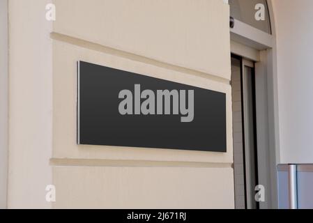 Panneau noir à l'entrée du bâtiment de l'entreprise. Nettoyer la surface pour la présentation du logo de l'entreprise Banque D'Images