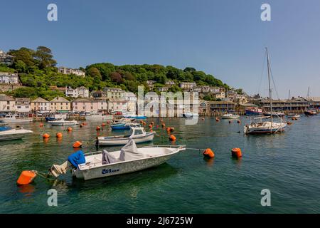 Vue sur la rivière East Looe à marée haute vers East Looe et ses bâtiments à flanc de colline et son front de mer, le jour de juillet chaud - Looe, Cornwall, Royaume-Uni. Banque D'Images