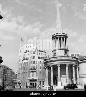 1960s, historique, église All Souls à Langham place, Londres, Angleterre, Royaume-Uni. Consacré en 1824, il a été conçu par le célèbre architecte John Nash et construit dans le style de la grâce, avec un vestibule circulaire à poil dur. À côté, le bâtiment distinctif, Broadcasting House, siège de la BBC à Londres, Angleterre, Royaume-Uni. Banque D'Images