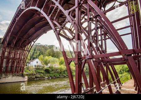 Le pont d'Iron Bridge est un pont d'arche en fonte qui traverse la rivière Severn à Shropshire, en Angleterre. Ouvert en 1781, le premier pont majeur de la fonte. Banque D'Images