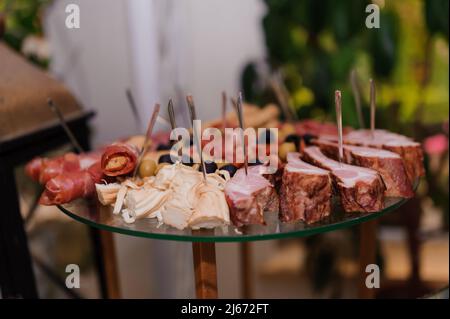 Trancher différentes variétés de viande. Buffet de mariage Banque D'Images