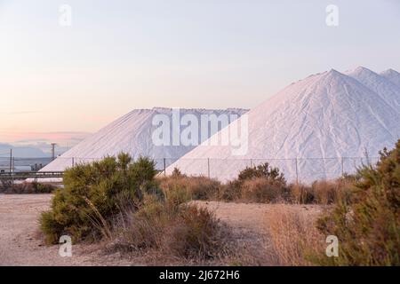 Montagnes de sel dans les mines de sel de Santa Pola, Alicante, Communauté autonome de Valence, Espagne Banque D'Images