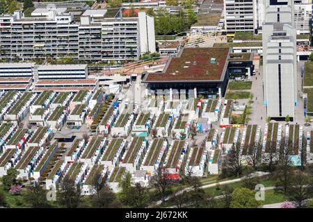 Blick auf das Olympische Dorf und die vorgelagerten Studentenbungalows in München, Deutschland Banque D'Images