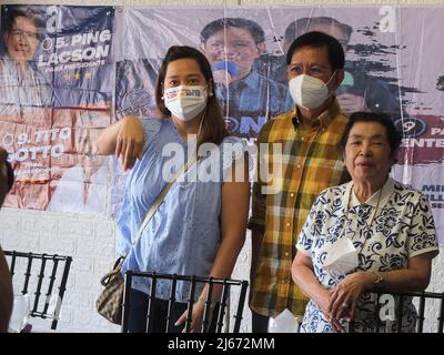 Malabo, Philippines. 28th avril 2022. Le sénateur Panfilo 'Ping' Lacson pose une photo de groupe avec ses partisans. Panfilo, candidat à la présidence et vice-présidence, Ping, Lacson, et le président du Sénat, Vicente Tito, Sotto, visitent la ville de Malabo alors que leur campagne retourne dans la région métropolitaine de Manille. Ils ont tenu une réunion et une conférence de presse avec des journalistes au cours de laquelle les deux candidats ont exprimé leurs principes et leurs advocacies. Crédit : SOPA Images Limited/Alamy Live News Banque D'Images