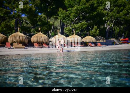 Couple marchant sur la plage de cala Formentor à Majorque, Espagne Banque D'Images