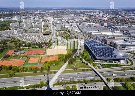 Blick vom Olympiaturm à München über das BMW-Gelände Banque D'Images