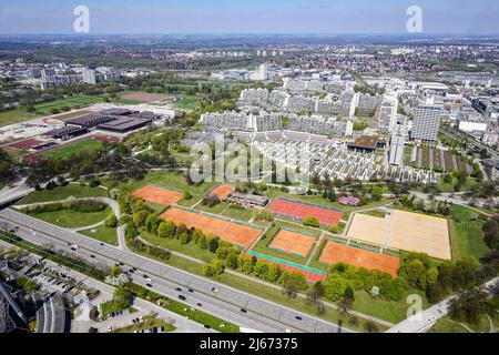 Blick auf das Olympische Dorf und die vorgelagerten Studentenbungalows in München, Deutschland Banque D'Images