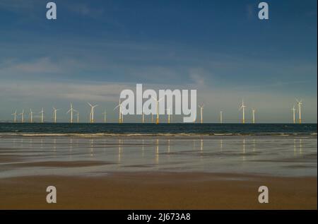 Les moulins à vent au large Windfarm près de Redcar Beach, Teeside Banque D'Images