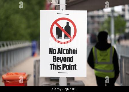 Un panneau commandant « pas d'alcool au-delà de ce point » avant la demi-finale de l'UEFA Europa League, première étape du match au stade de Londres, Londres. Date de la photo : jeudi 28 avril 2022. Banque D'Images