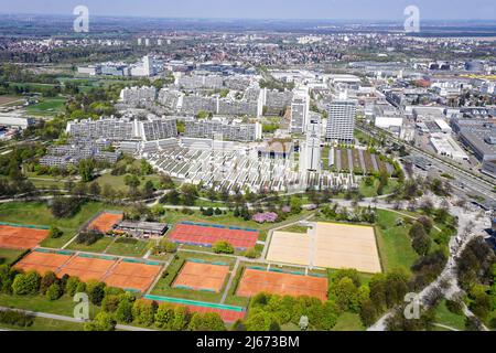 Blick auf das Olympische Dorf und die vorgelagerten Studentenbungalows in München, Deutschland Banque D'Images