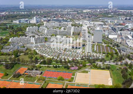 Blick auf das Olympische Dorf und die vorgelagerten Studentenbungalows in München, Deutschland Banque D'Images