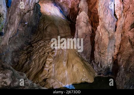 Vue sur la grotte calcaire de Stopic près de Sirogojno sur la montagne Zlatibor en Serbie Banque D'Images