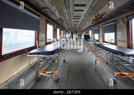 Lviv, Ukraine - 26 avril 2022 : nouveau train médical d'évacuation rééquipé de MSF et d'Ukrzaliznytsia Banque D'Images