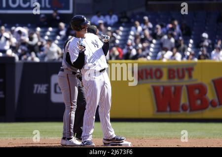 Bronx, États-Unis. 28th avril 2022. New York Yankees Anthony Rizzo célèbre sa double contre les Baltimore Orioles dans le premier repas au Yankee Stadium le jeudi 28 avril 2022 à New York. Photo de Corey Sipkin/UPI crédit: UPI/Alay Live News Banque D'Images