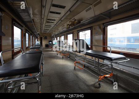 Lviv, Ukraine - 26 avril 2022 : nouveau train médical d'évacuation rééquipé de MSF et d'Ukrzaliznytsia Banque D'Images