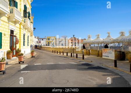 Vue panoramique sur le pittoresque front de mer de Gallipoli, Salento, Apulia (Puglia), Italie. Banque D'Images