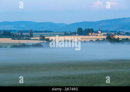 Brouillard dans les plaines de la rivière Turiec, Slovaquie. Banque D'Images