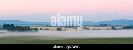 Brouillard dans les plaines de la rivière Turiec, Slovaquie. Banque D'Images