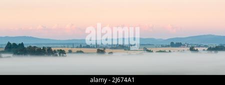 Brouillard dans les plaines de la rivière Turiec, Slovaquie. Banque D'Images