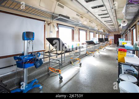 Lviv, Ukraine - 26 avril 2022 : nouveau train médical d'évacuation rééquipé de MSF et d'Ukrzaliznytsia Banque D'Images