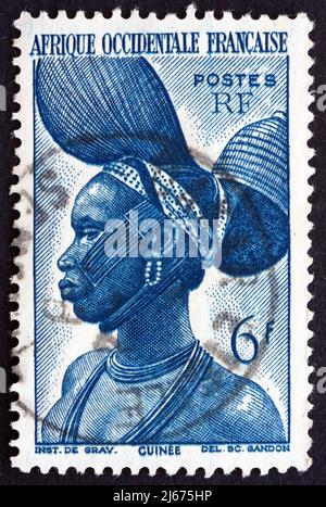 AFRIQUE DE L'OUEST FRANÇAISE - VERS 1947 : un timbre imprimé en France montre la femme de Fula, Guinée française, vers 1947 Banque D'Images