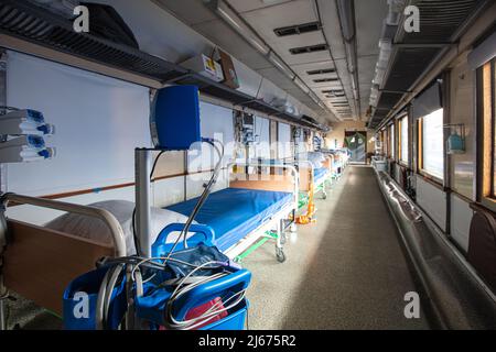 Lviv, Ukraine - 26 avril 2022 : nouveau train médical d'évacuation rééquipé de MSF et d'Ukrzaliznytsia Banque D'Images