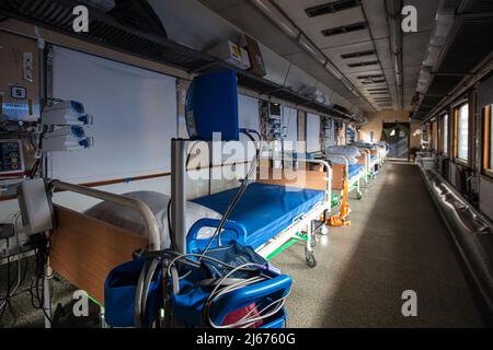 Lviv, Ukraine - 26 avril 2022 : nouveau train médical d'évacuation rééquipé de MSF et d'Ukrzaliznytsia Banque D'Images