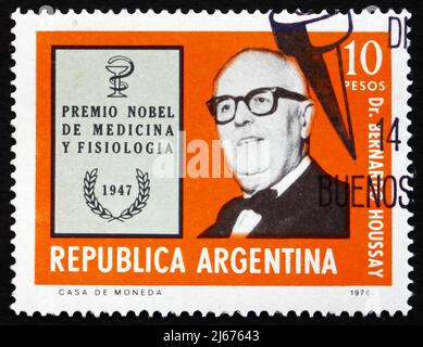 ARGENTINE - VERS 1976 : un timbre imprimé en Argentine montre le Dr Bernardo Houssay, lauréat argentin du prix Nobel de médecine et de physiologie, 1947, c Banque D'Images