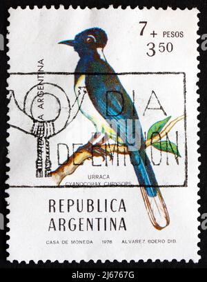 ARGENTINE - VERS 1976 : un timbre imprimé en Argentine montre le geai de Pplushcrested, Cyanocorax Chrysops, oiseau, vers 1976 Banque D'Images