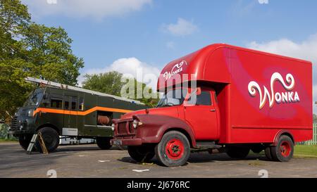Le feu de la Déesse verte de Bedford et le camion Willy Wonka Bedford 2005 de Tim Burton, exposés au Scramble d'avril qui s'est tenu au Bicester Heritage Banque D'Images