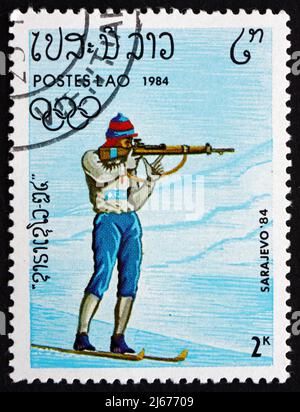 LAOS - VERS 1984 : un timbre imprimé au Laos montre le biathlon, Jeux olympiques d'hiver de 1984, Sarajevo, vers 1984 Banque D'Images