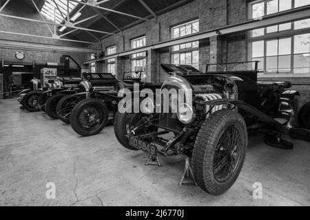 L'un des ateliers spécialisés du Bicester Heritage, avec une superbe collection de voitures Bentley historiques Banque D'Images