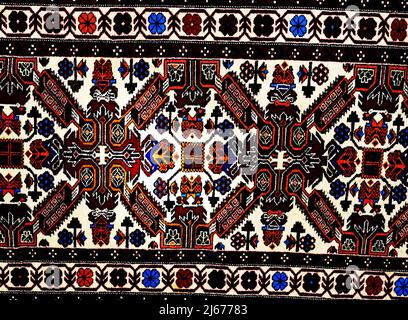 Magnifiques tapis artisanaux turcs orientaux sur fond blanc Banque D'Images