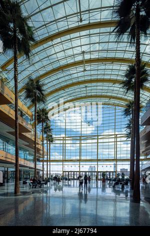 Atrium du Renaissance Center (ou GM Renaissance Center et surnommé le RenCen), un groupe de sept gratte-ciel dans le centre-ville de Detroit, Michigan, États-Unis Banque D'Images