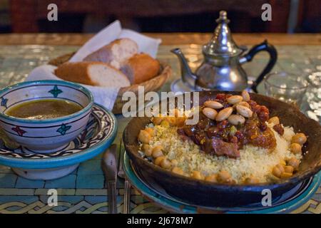 Couscous avec du bœuf et des oignons au restaurant de Chefchouen, au Maroc Banque D'Images