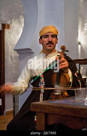 Musicien joue à Chefchaouen, au Maroc Banque D'Images