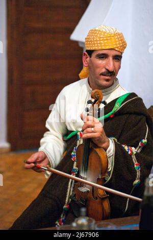 Musicien joue à Chefchaouen, au Maroc Banque D'Images