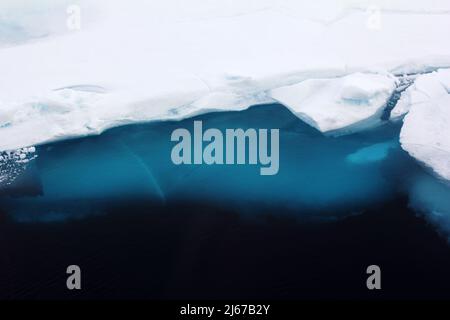 Glace annuelle d'une épaisseur de plus de 2 mètres, polynya suite à la tonte initiale de la glace (débâcle). Près du pôle Nord Banque D'Images