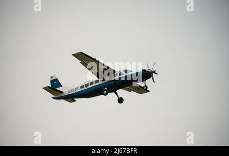 Le Cessna 208B Grand Caravan G-CPSS monte un avion léger après le décollage Banque D'Images