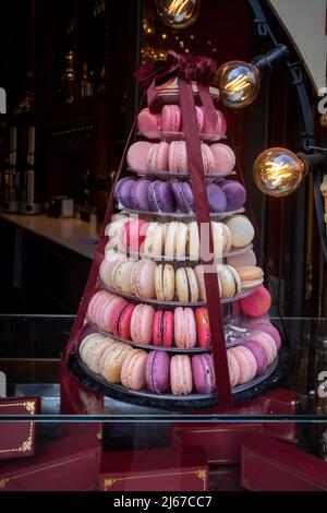 sur un étagère sont beaucoup de différents macarons colorés empilés à une pyramide Banque D'Images